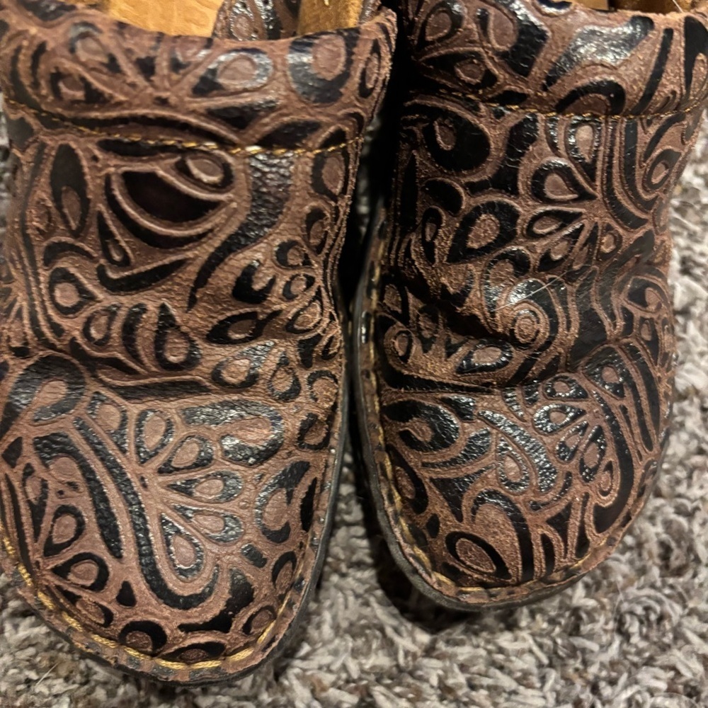 Woman’s BOC Clogs - Picture 2 of 6
